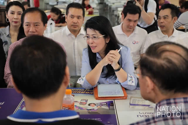 "หญิงหน่อย" ควงลูกสาว ลงพื้นที่ประตูน้ำ รับฟังเสียงสะท้อนปชช.