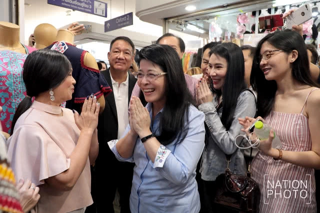 "หญิงหน่อย" ควงลูกสาว ลงพื้นที่ประตูน้ำ รับฟังเสียงสะท้อนปชช.