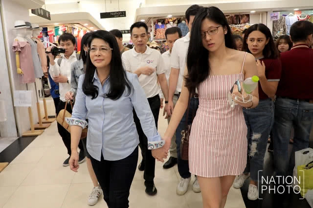 "หญิงหน่อย" ควงลูกสาว ลงพื้นที่ประตูน้ำ รับฟังเสียงสะท้อนปชช.