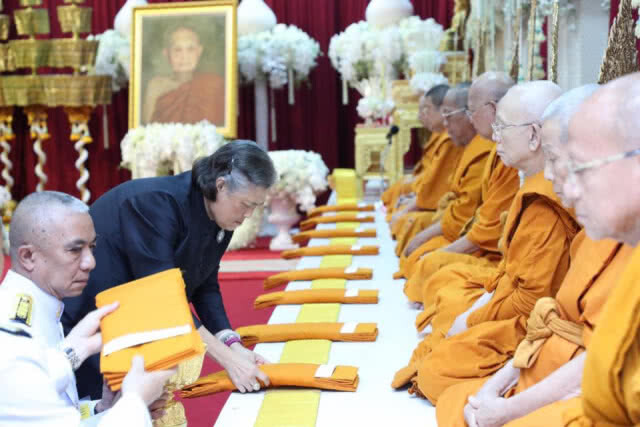 สมเด็จพระเทพฯ พระราชทานน้ำหลวงสรงศพ สมเด็จพระมหาวีรวงศ์
