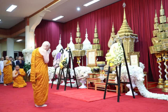 สมเด็จพระเทพฯ พระราชทานน้ำหลวงสรงศพ สมเด็จพระมหาวีรวงศ์
