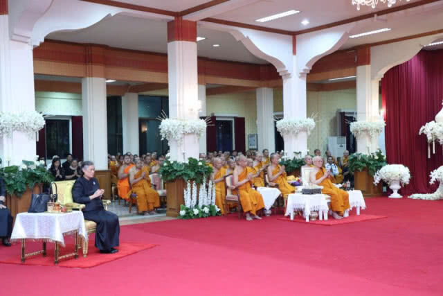 สมเด็จพระเทพฯ พระราชทานน้ำหลวงสรงศพ สมเด็จพระมหาวีรวงศ์