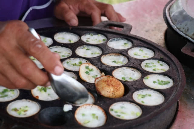 ชวนชิมขนมครกสูตรโบราณ "ลุงป๋อง"