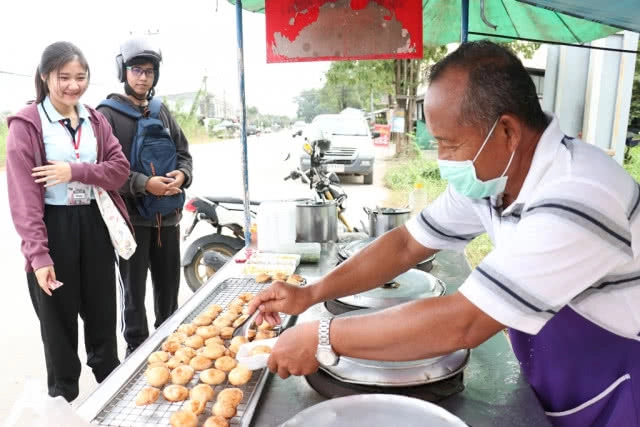 ชวนชิมขนมครกสูตรโบราณ "ลุงป๋อง"