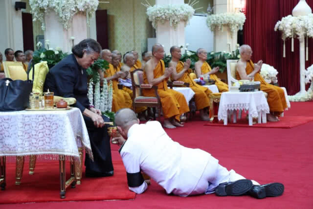 สมเด็จพระเทพฯ พระราชทานน้ำหลวงสรงศพ สมเด็จพระมหาวีรวงศ์