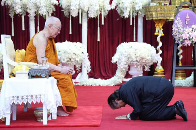 สมเด็จพระเทพฯ พระราชทานน้ำหลวงสรงศพ สมเด็จพระมหาวีรวงศ์