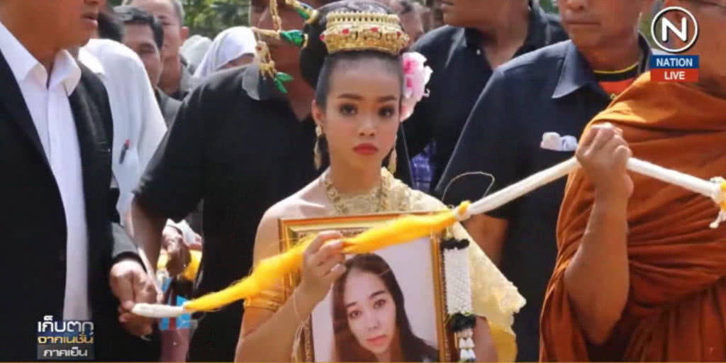 (คลิปข่าว) ฌาปนกิจศพ "สาวถูกสาดน้ำกรด" เสียชีวิต