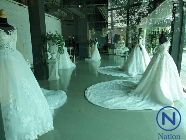 ร้านเช่าชุดวิวาห์ลวงโลกปิดเงียบ ... เจ้าของตึกติดป้ายไม่รู้เห็น