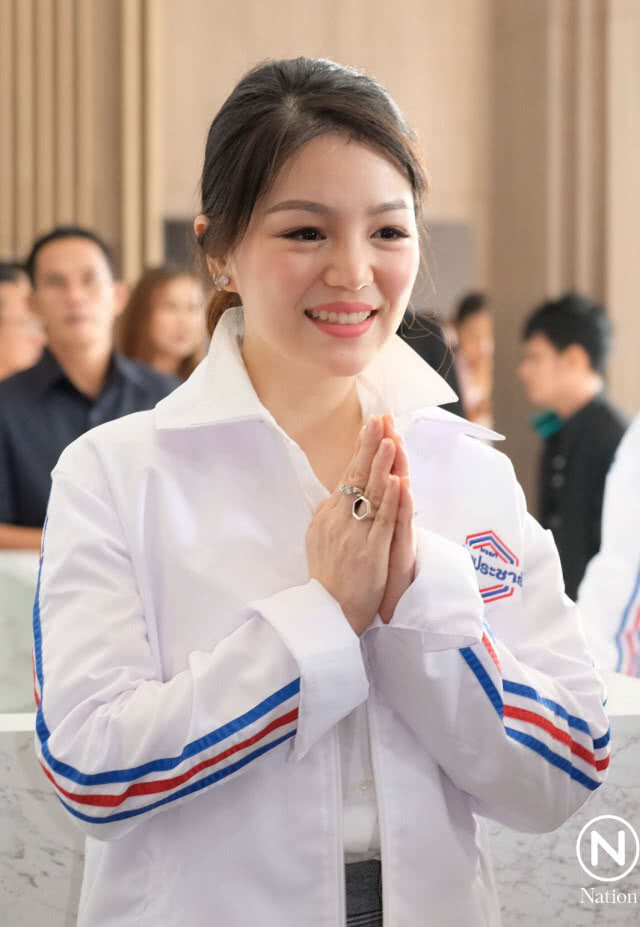 "มาดามเดียร์" เปิดตัว สมาชิก "พปชร."