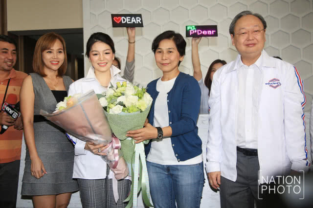 (ภาพชุด) เปิดตัว "มาดามเดียร์-ณพงศ์" สมาชิกพรรคพลังประชารัฐ