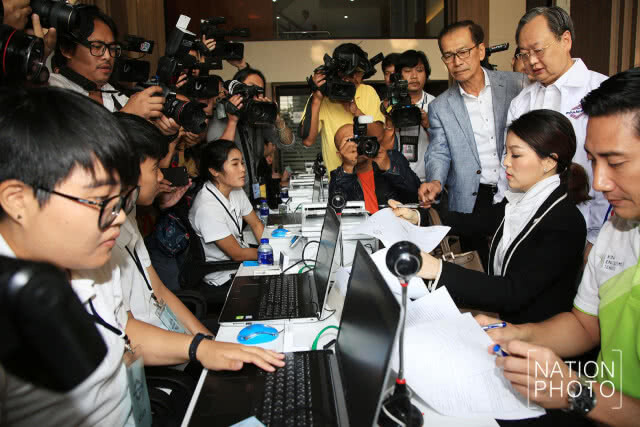 (ภาพชุด) เปิดตัว "มาดามเดียร์-ณพงศ์" สมาชิกพรรคพลังประชารัฐ