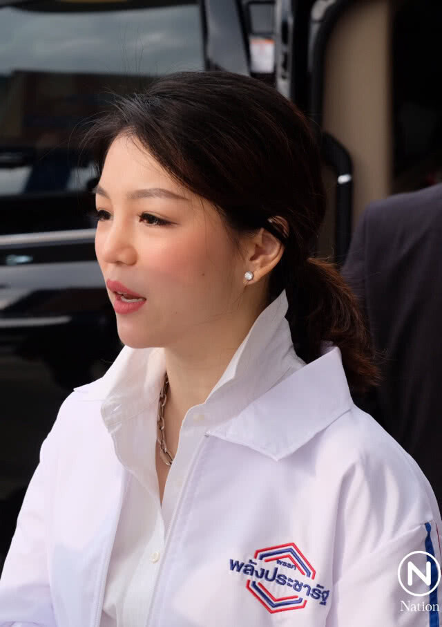 "มาดามเดียร์" เปิดตัว สมาชิก "พปชร."