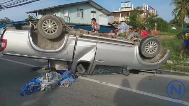 กระบะซิ่งเสียหลักชนตอหม้อเสาไฟฟ้าข้างทาง ดับ1 สาหัส 1