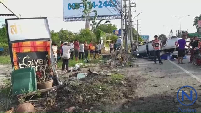 กระบะซิ่งเสียหลักชนตอหม้อเสาไฟฟ้าข้างทาง ดับ1 สาหัส 1