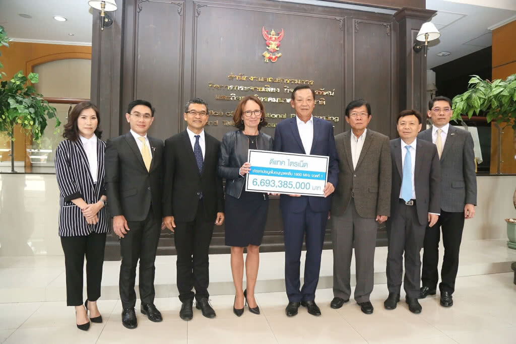 ดีแทคจ่ายเงินประมูล 1800 MHz งวดแรก