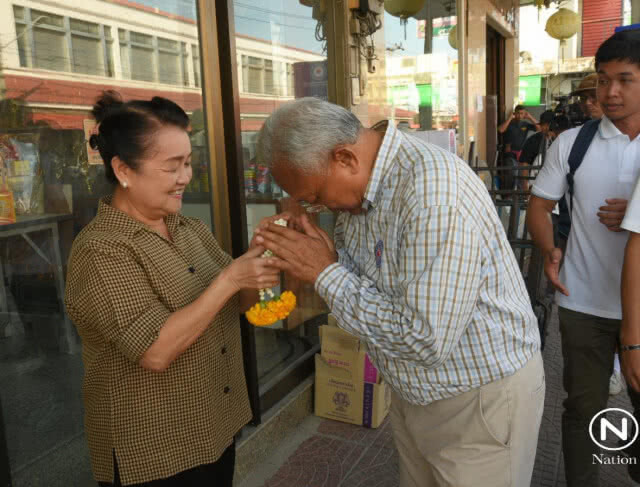 "สุเทพ" เดินคารวะนครศรีธรรมราช "จิมมี่ ชวาลา" รอรับให้กำลังใจ