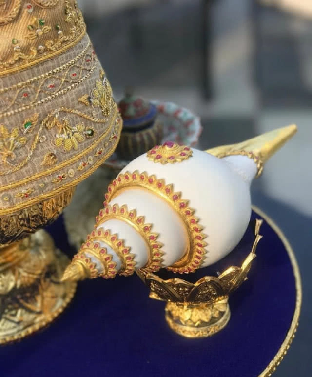 ประณีตอย่างไทย ชุดเจ้าสาว สังข์ ดอกไม้ ในงานแต่ง "พุฒ-จุ๋ย"