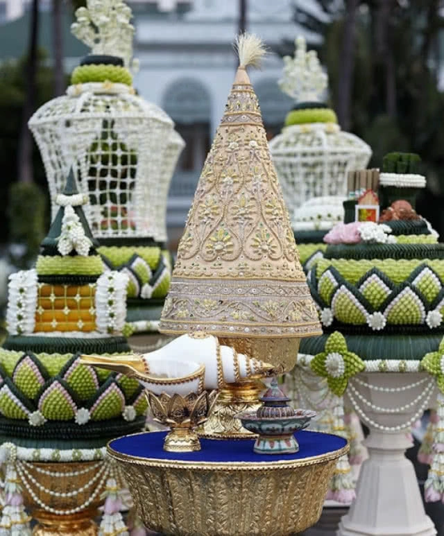 ประณีตอย่างไทย ชุดเจ้าสาว สังข์ ดอกไม้ ในงานแต่ง "พุฒ-จุ๋ย"