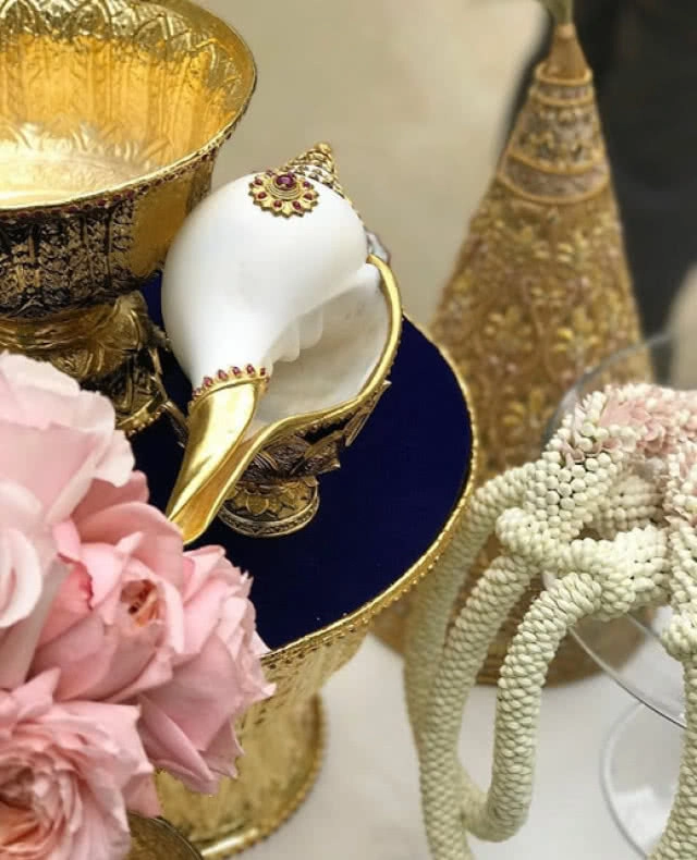 ประณีตอย่างไทย ชุดเจ้าสาว สังข์ ดอกไม้ ในงานแต่ง "พุฒ-จุ๋ย"