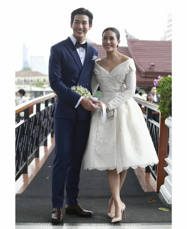 ประณีตอย่างไทย ชุดเจ้าสาว สังข์ ดอกไม้ ในงานแต่ง "พุฒ-จุ๋ย"