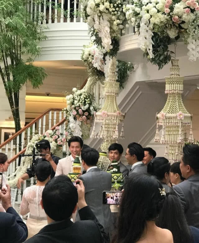 ประณีตอย่างไทย ชุดเจ้าสาว สังข์ ดอกไม้ ในงานแต่ง "พุฒ-จุ๋ย"