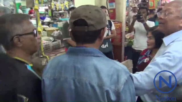 (คลิป) หนุ่มใหญ่เดือด! ไล่ "ลุงกำนัน" ขณะเดินแจกใบสมัครสมาชิกพรรค