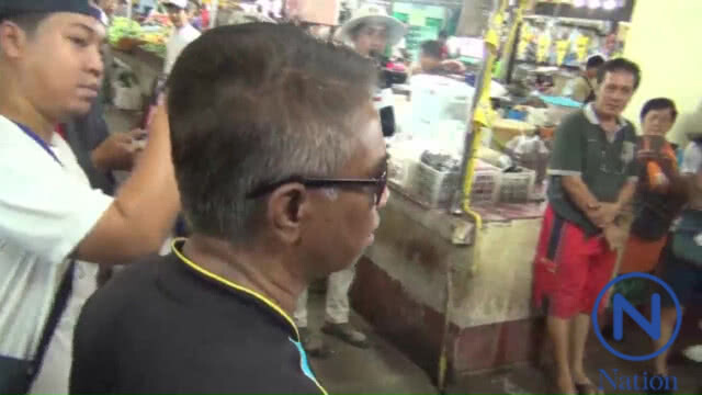 (คลิป) หนุ่มใหญ่เดือด! ไล่ "ลุงกำนัน" ขณะเดินแจกใบสมัครสมาชิกพรรค