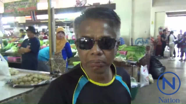 (คลิป) หนุ่มใหญ่เดือด! ไล่ "ลุงกำนัน" ขณะเดินแจกใบสมัครสมาชิกพรรค