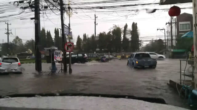 ฝนถล่มนครศรีธรรมราชน้ำทะลักท่วมรอระบายทั้งเมือง