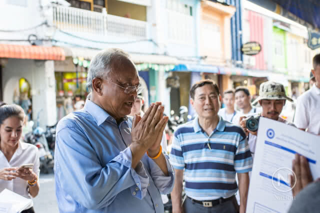 "ลุงกำนัน" มุ่งสู่ภูเก็ต เดินคารวะแผ่นดิน แฟนคลับต้อนรับอย่างดี