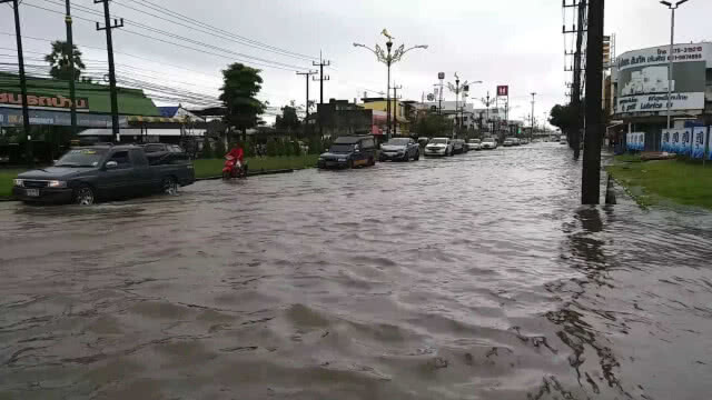 ฝนถล่มนครศรีธรรมราชน้ำทะลักท่วมรอระบายทั้งเมือง