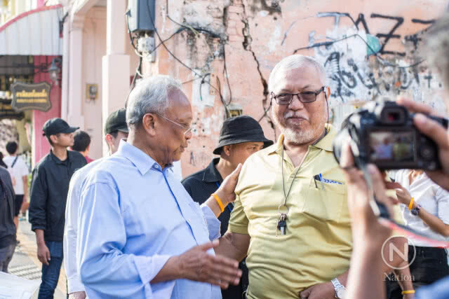"ลุงกำนัน" มุ่งสู่ภูเก็ต เดินคารวะแผ่นดิน แฟนคลับต้อนรับอย่างดี