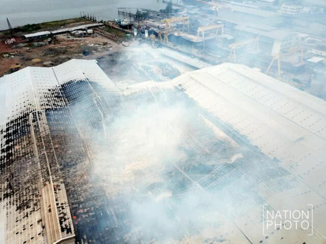 เหตุเพลิงไหม้โรงงานกระดาษ ไฟยังคงปะทุ มีเศษหลังคาตกหล่น