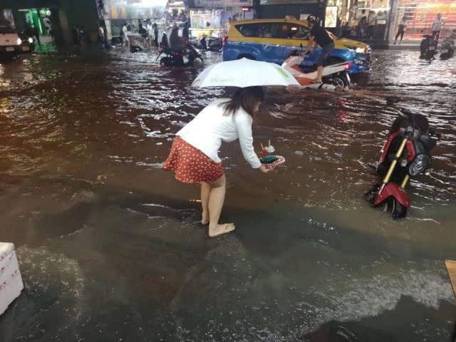 ฝนถล่มพัทยา ชาวบ้าน-นักท่องเที่ยวลอยกระทงบนถนน
