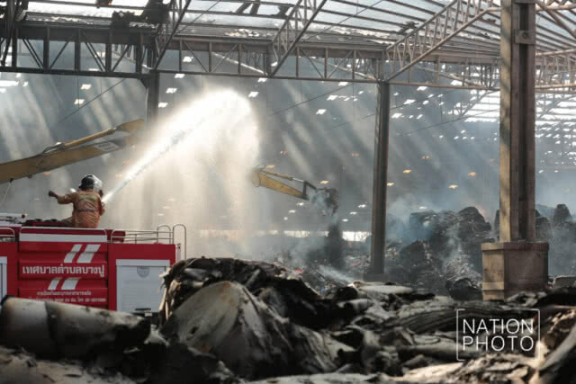 เหตุเพลิงไหม้โรงงานกระดาษ ไฟยังคงปะทุ มีเศษหลังคาตกหล่น