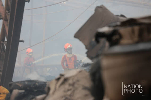 เหตุเพลิงไหม้โรงงานกระดาษ ไฟยังคงปะทุ มีเศษหลังคาตกหล่น
