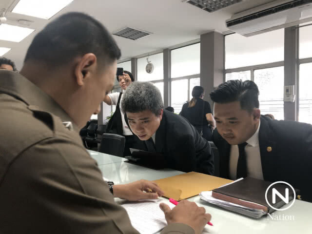 ทนาย "นาวิน ต้าร์" บุกโรงพักบางเขน แจ้งความเจ้าของเฟซบุ๊ก 2 ราย ข้อหาโพสต์ข้อความหมิ่นประมาท