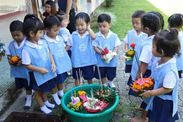 นร.ระนองร่วมสืบสานประเพณีลอยกระทงคึกคัก