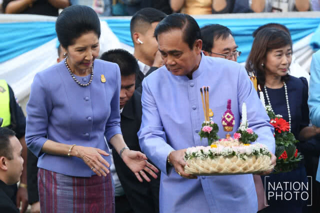 "บิ๊กตู่" ควง "อ.น้อง" ลอยกระทงพร้อมเฟสบุ๊กไลฟ์