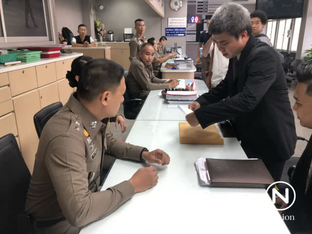 ทนาย "นาวิน ต้าร์" บุกโรงพักบางเขน แจ้งความเจ้าของเฟซบุ๊ก 2 ราย ข้อหาโพสต์ข้อความหมิ่นประมาท