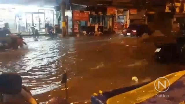 ฝนถล่มพัทยา ชาวบ้าน-นักท่องเที่ยวลอยกระทงบนถนน