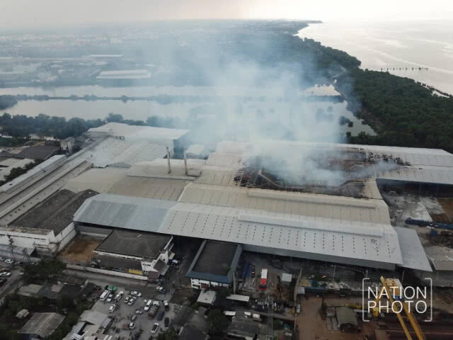เหตุเพลิงไหม้โรงงานกระดาษ ไฟยังคงปะทุ มีเศษหลังคาตกหล่น