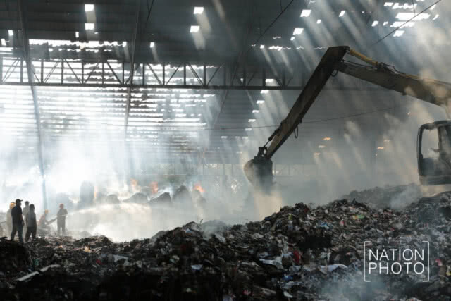 เหตุเพลิงไหม้โรงงานกระดาษ ไฟยังคงปะทุ มีเศษหลังคาตกหล่น