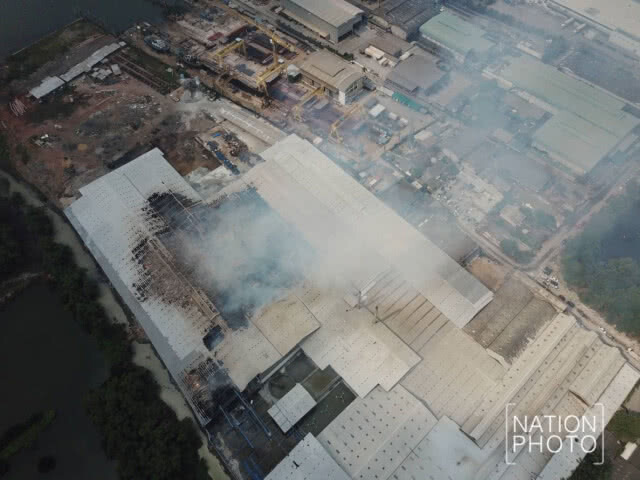 เหตุเพลิงไหม้โรงงานกระดาษ ไฟยังคงปะทุ มีเศษหลังคาตกหล่น