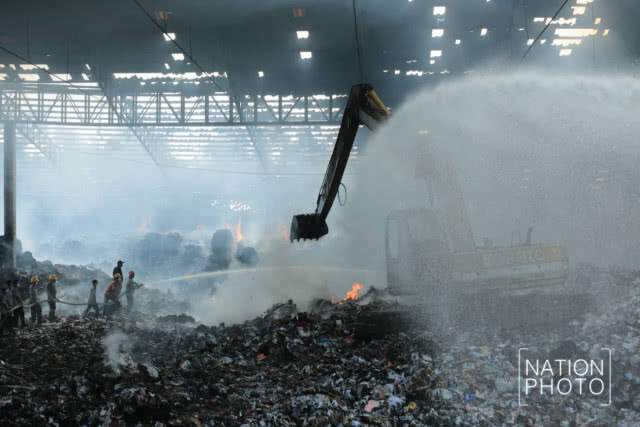 เหตุเพลิงไหม้โรงงานกระดาษ ไฟยังคงปะทุ มีเศษหลังคาตกหล่น