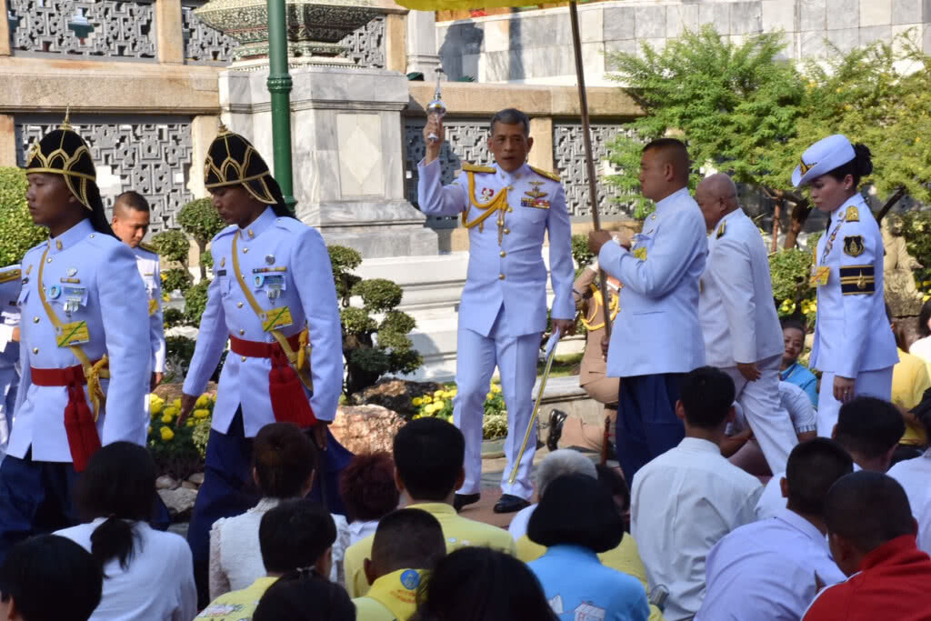 ร.10 เสด็จฯ ทรงเปลียนเครื่องทรงสำหรับฤดูฝนเป็นฤดูหนาวถวายพระพุทธมหามณีรัตนปฎิมากร ร.10 เสด็จฯ ทรงเปลียนเครื่องทรงสำหรับฤดูฝนเป็นฤดูหนาวถวายพระพุทธมหามณีรัตนปฎิมากร