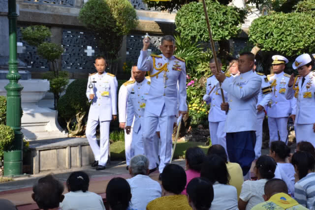 ร.10 เสด็จฯ ทรงเปลียนเครื่องทรงสำหรับฤดูฝนเป็นฤดูหนาวถวายพระพุทธมหามณีรัตนปฎิมากร