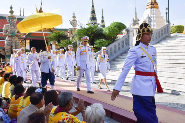 ร.10 เสด็จฯ ทรงเปลียนเครื่องทรงสำหรับฤดูฝนเป็นฤดูหนาวถวายพระพุทธมหามณีรัตนปฎิมากร