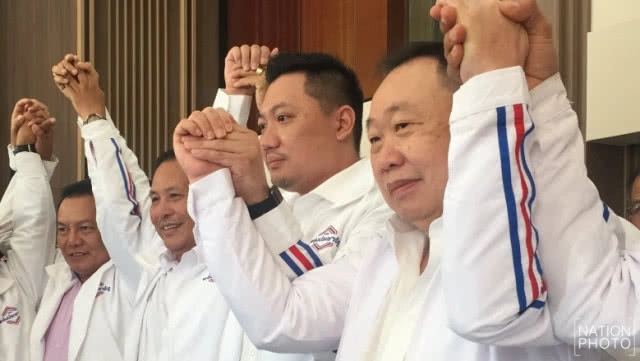 "พ่อมดดำ" ซบ "พปชร." ลั่น! ยึดคืนอำนาจ "เผด็จการ" ชี้ชู "ประยุทธ" อยู่ต่อดีใหญ่