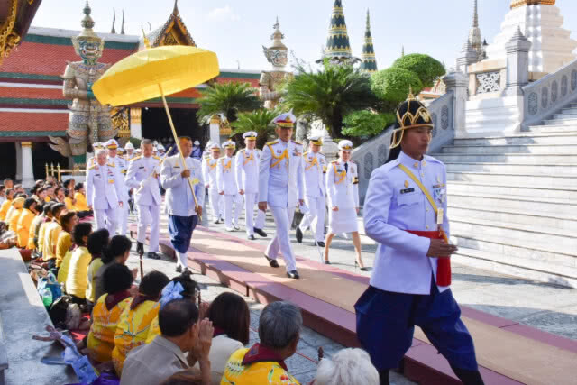 ร.10 เสด็จฯ ทรงเปลียนเครื่องทรงสำหรับฤดูฝนเป็นฤดูหนาวถวายพระพุทธมหามณีรัตนปฎิมากร